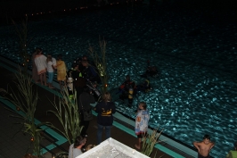 Unterwasserlichtspiele beim Nachtschwimmen im Sommerbad Stadensen